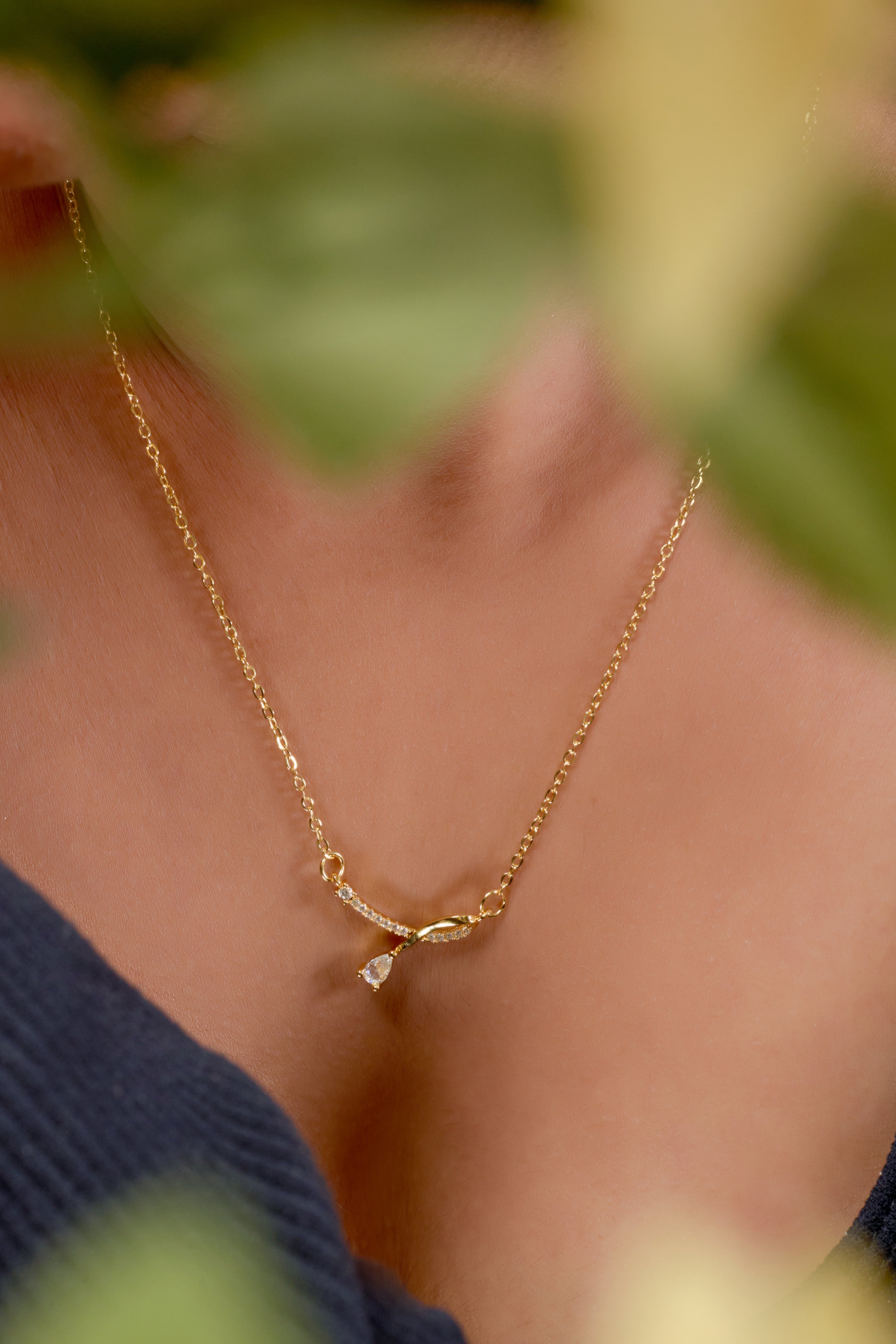 Liora Dangle Neckless GWN -4