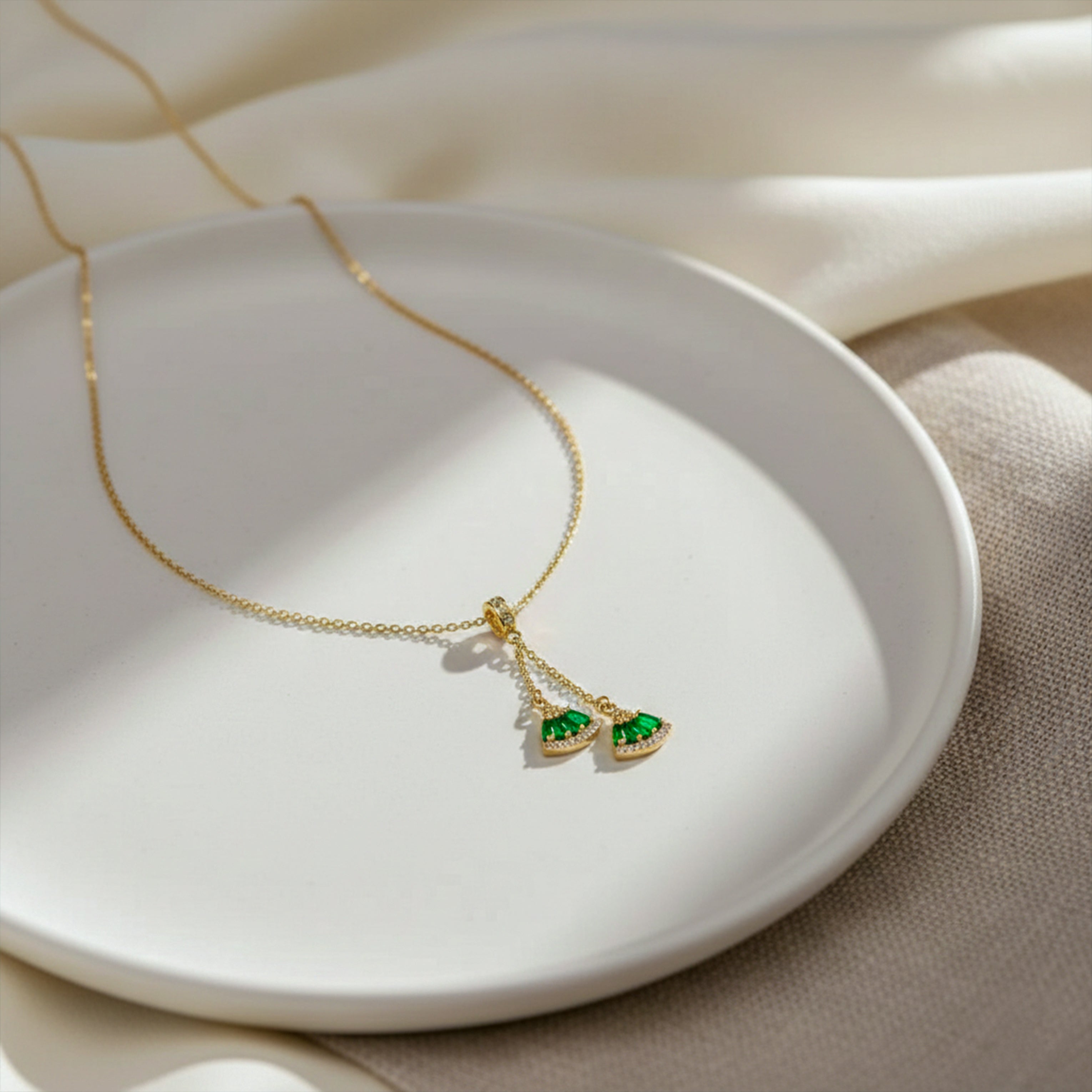 Dangling Fan Accent Women Neckless GWN -95
