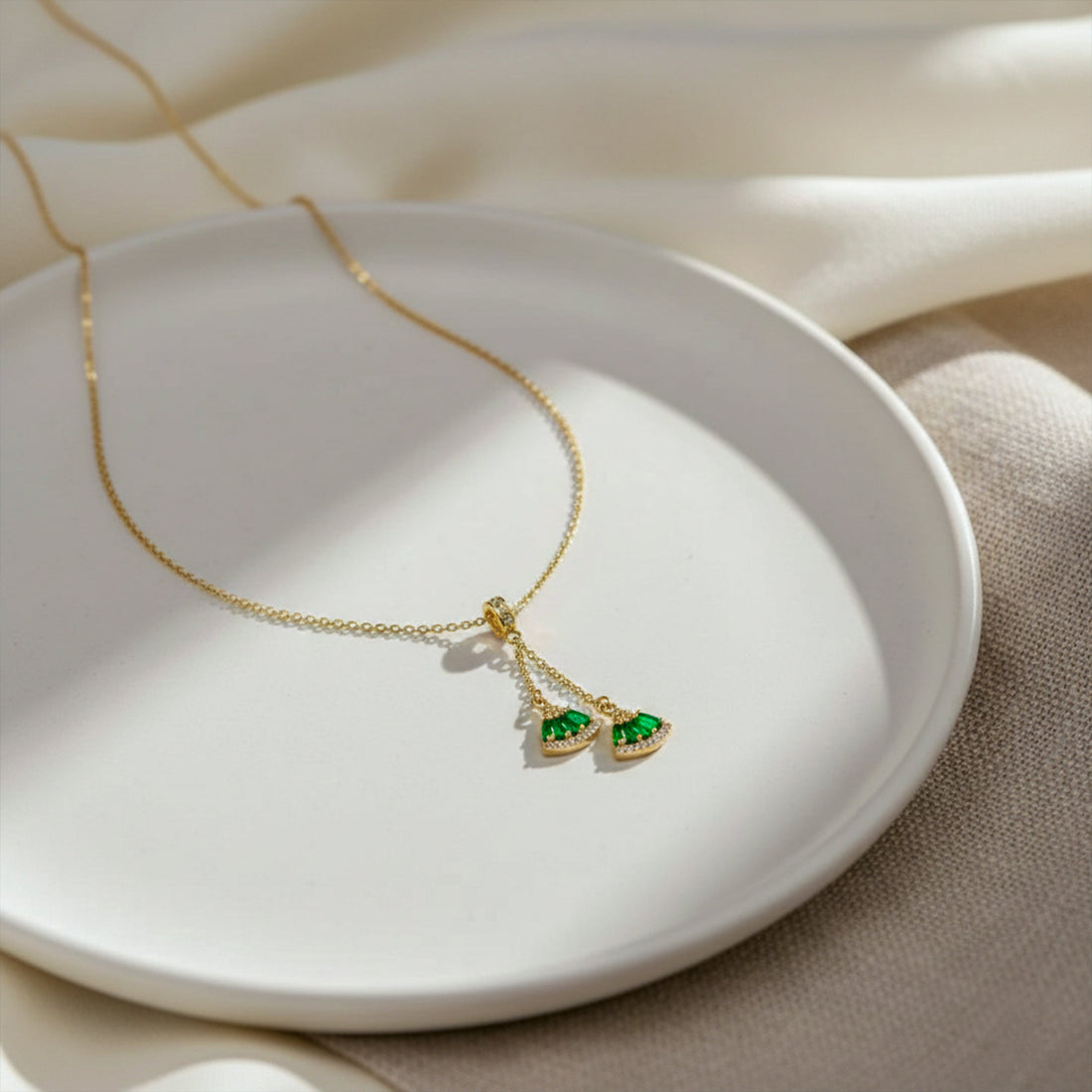 Dangling Fan Accent Women Neckless GWN -95