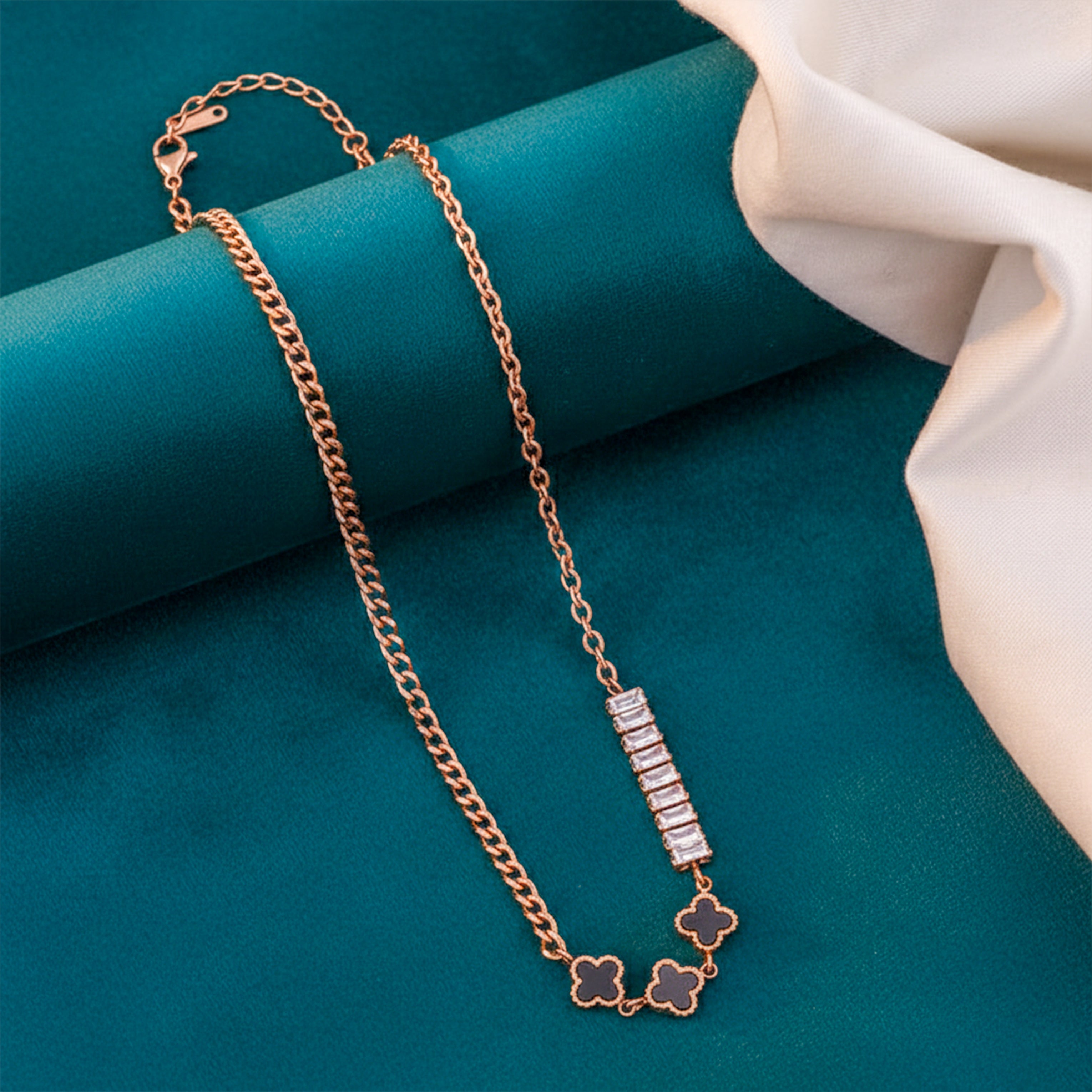 Quatrefoil Black Neckless GWN -22