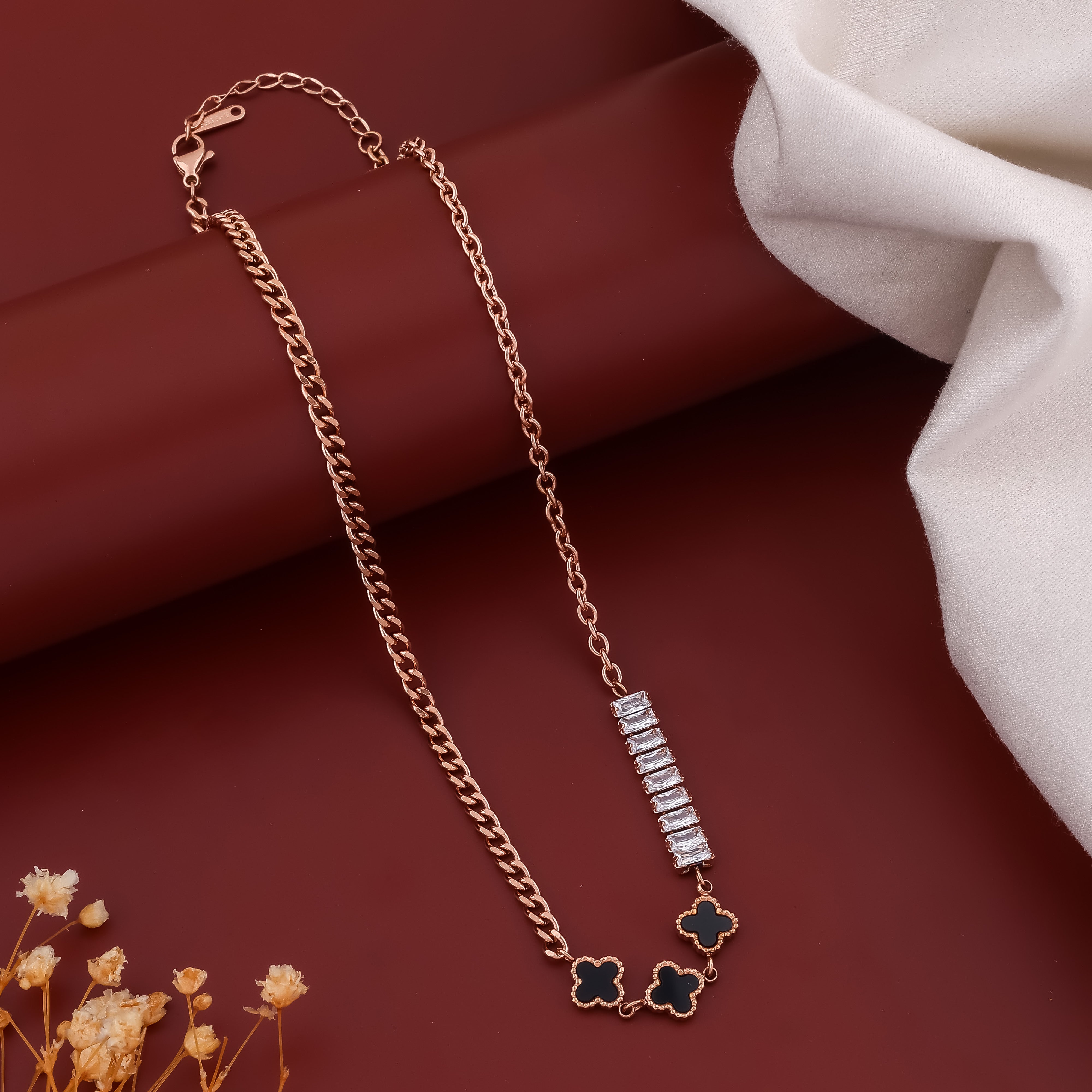 Quatrefoil Black Neckless GWN -22