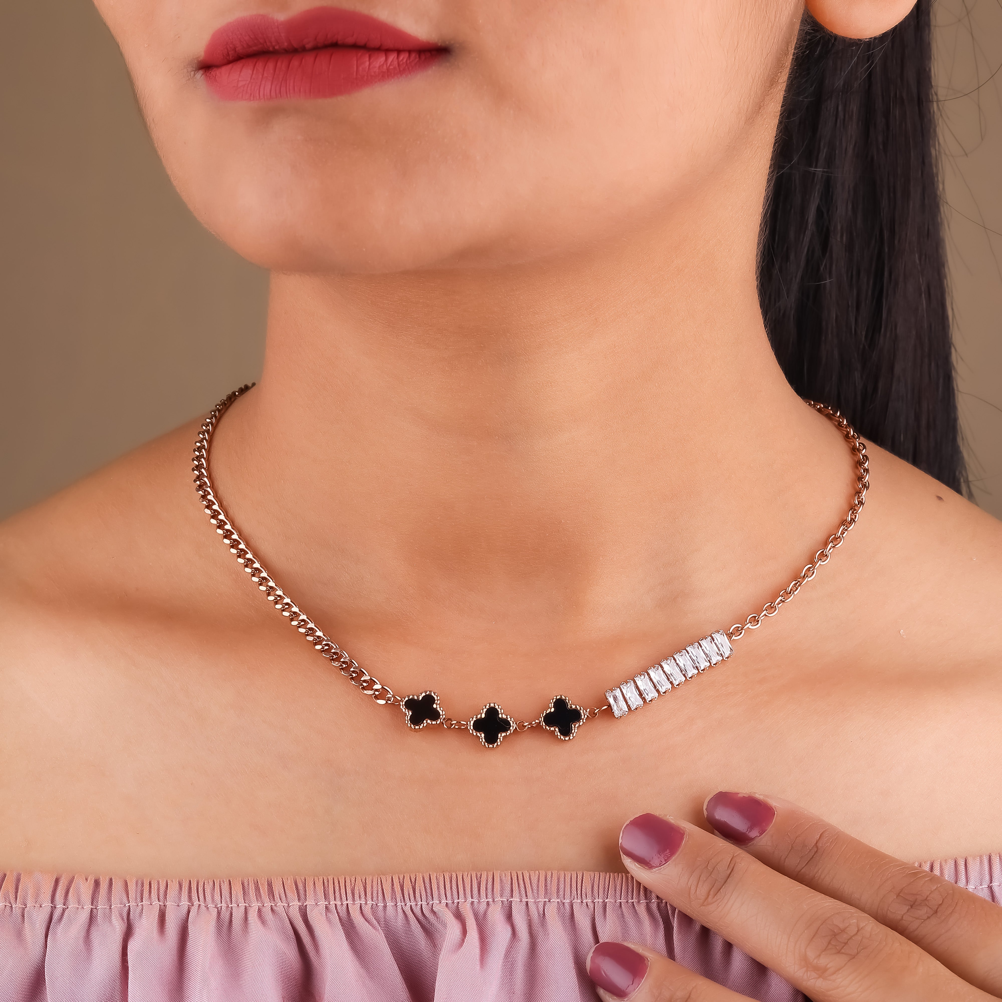 Quatrefoil Black Neckless GWN -22
